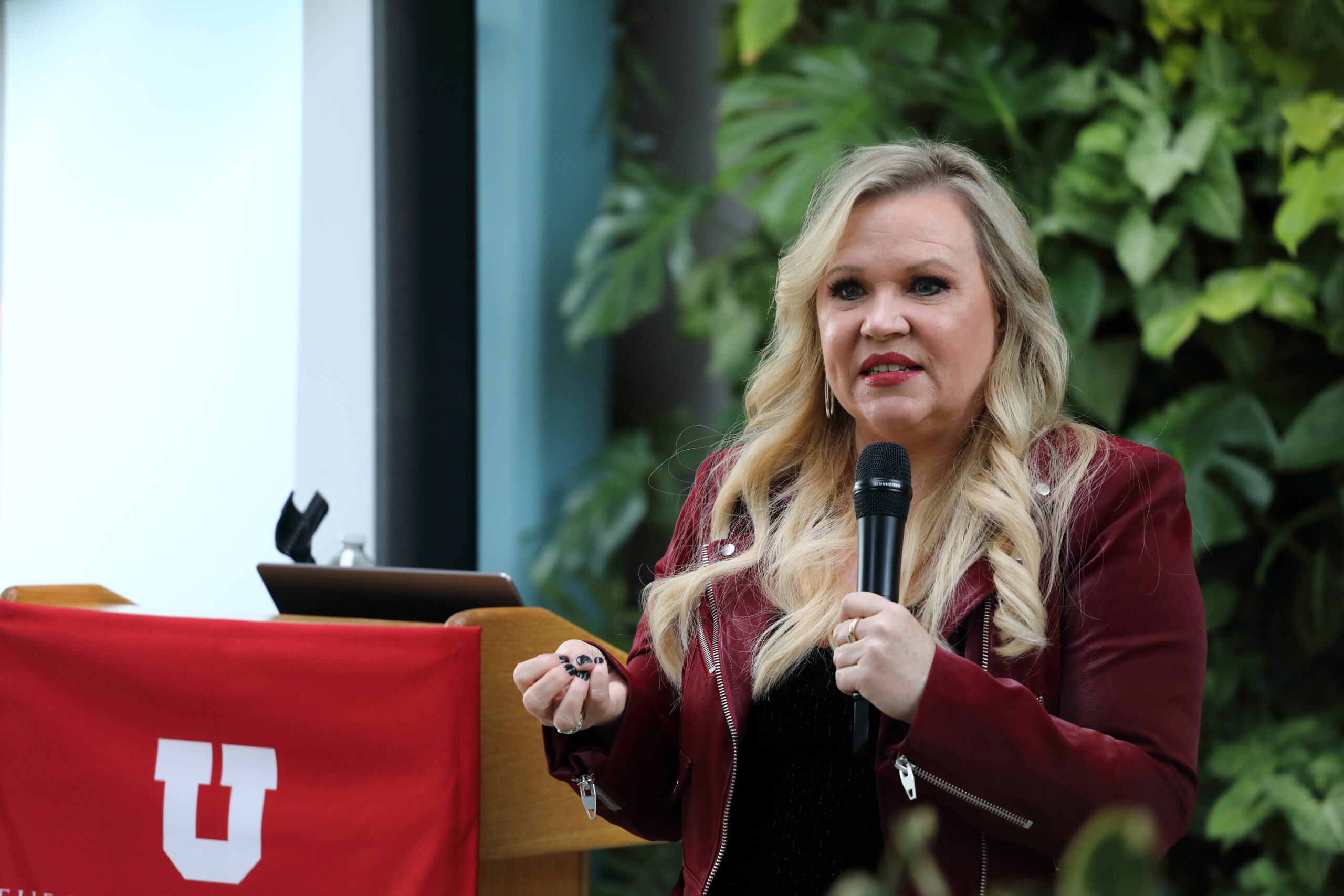 Holly Rowe speaking